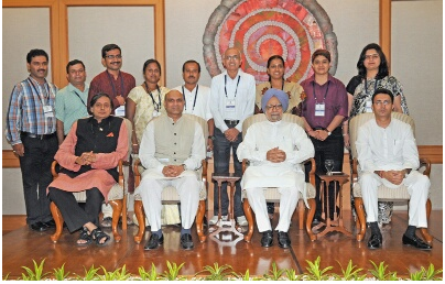 File:Radha and Rajesh with PM and EM on Teachers Day 2013 k9ssO9.png